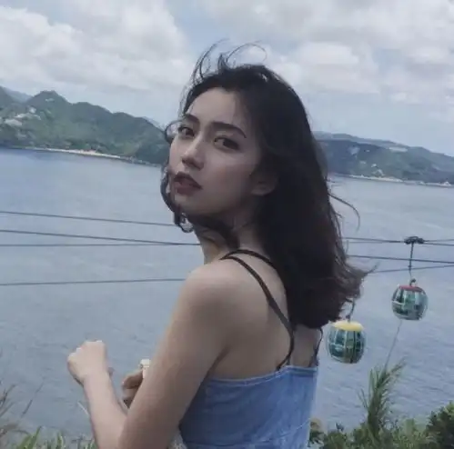 两性交往,女生暗示你主动追求她,才会有三个小动作