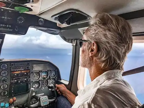 国外版60岁的大爷的退休生活,飙车冲浪登山玩爆小鲜肉