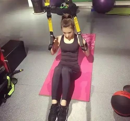 天王嫂方媛晒素颜照,分享自己的健身照片,好身材引人注目