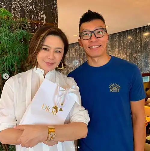 自家豪宅与男模同赏双彩虹,57岁关之琳蜜恋,商界女强人穿搭好飒