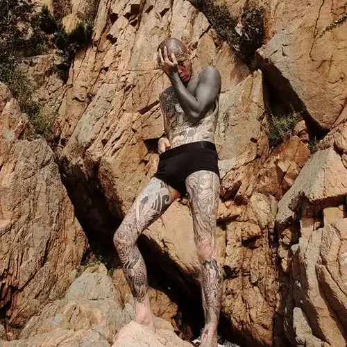 26岁男模因车祸去世身上的死亡纹身酷到无法用语言形容