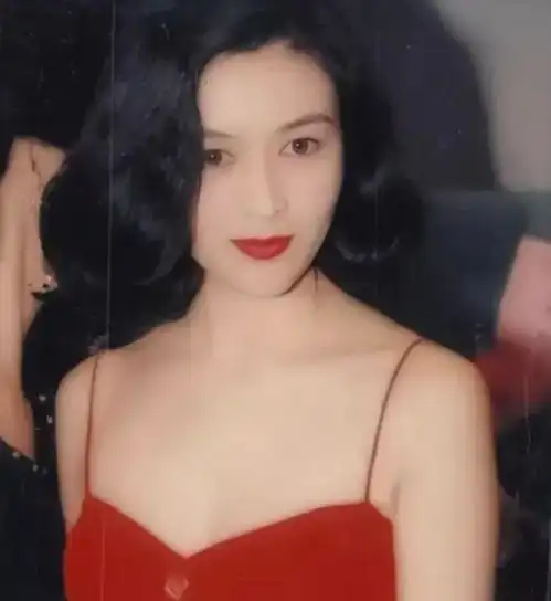 关之琳不愧是香江第一美女,素颜眉毛都没画,穿娃娃衫嫩似小姑娘