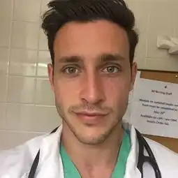 他被誉为全世界最性感的医生,长得好看又有钱