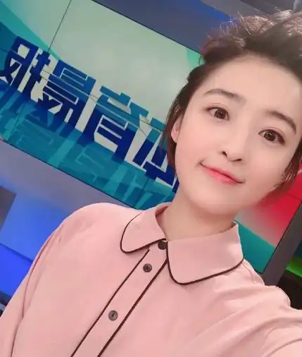 央视美女主播26岁生日,英超豪门送暖心祝福,曾走红世界杯