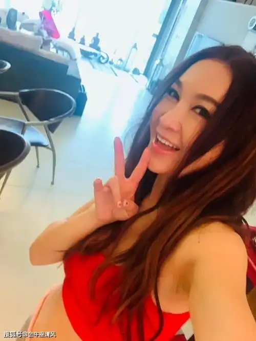 54岁温碧霞晒居家美照,嘟嘴卖萌超减龄,宛如20岁少女