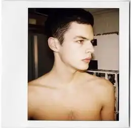 22岁男模汤姆尼科tomnicon坠楼身亡