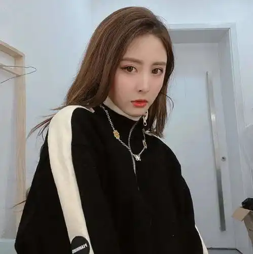 美女主播小楠完成新赛季首秀,个人风格大变样从清纯走上性感