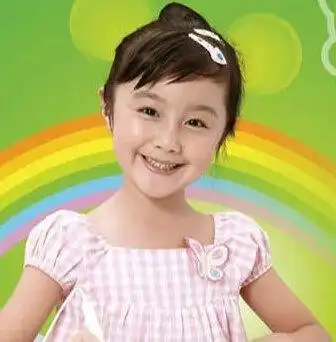 8岁霸屏广告市场的点读机女孩,20岁模样大变,成康辉小师妹