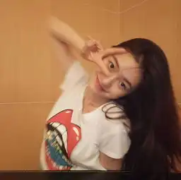 林允私照合辑会穿衣还有高级颜,这位95后小花别有一番韵味