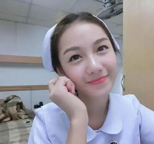 实拍泰国美女护士,可清新可妩媚,真是百变女神啊