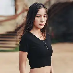 20岁女孩正芳华,这样的露脐上衣,秀出小蛮腰更青春