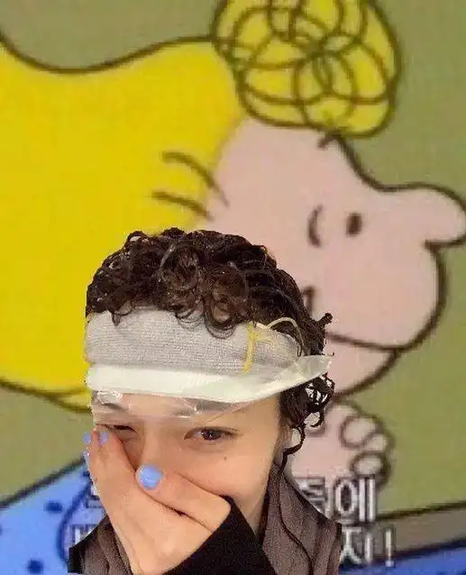 泫雅ins更新跟团队们的小美女合照不要太美泫雅个人写真白色经典