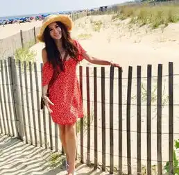 52岁温碧霞身穿粉色连衣裙像个20岁的少女,优雅大方,这气质绝了