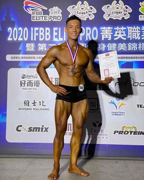 他是杜蕾斯新晋男模,脱掉上衣后,妹子们沸腾了