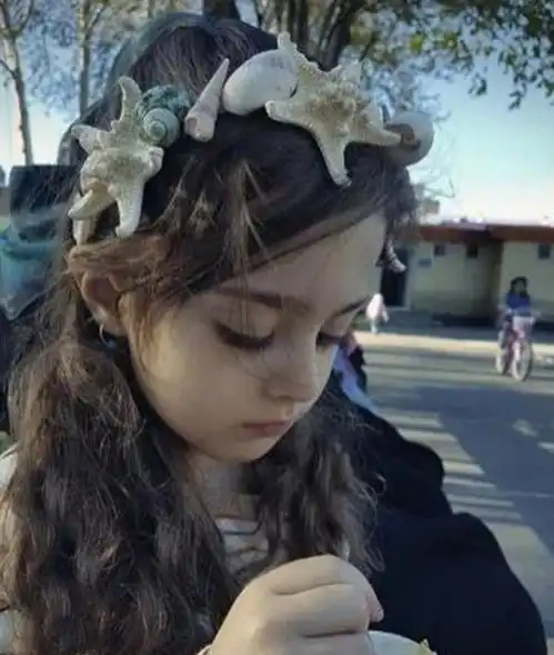 当年因8岁女儿长的太好看,伊朗父亲辞职当保镖,女孩后来如何