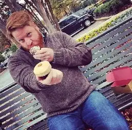 一群男人在ins上模仿女生自拍真是cry了