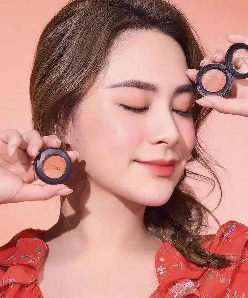 女生化妆有技巧做对这3点,妆容服帖颜值高,瞬间美的很高调