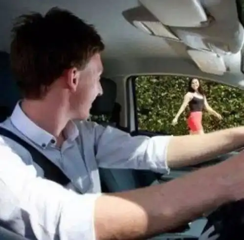 开车时千万别打望美女否则...