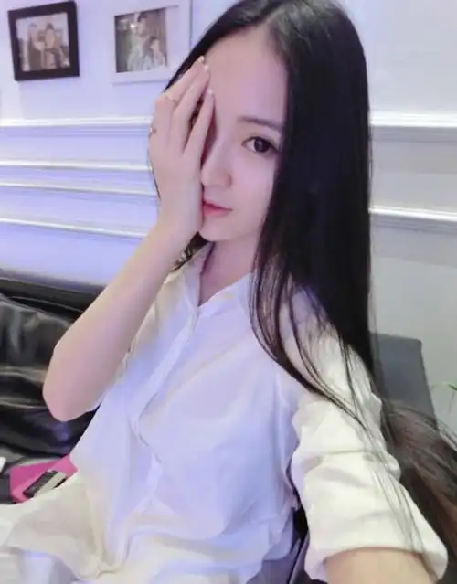 清纯高颜值美女主播走红完爆网红挤胸照