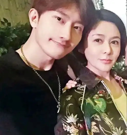 57岁的关之琳再曝新恋情与鲜肉男模举止亲密,吃嫩草早有迹象