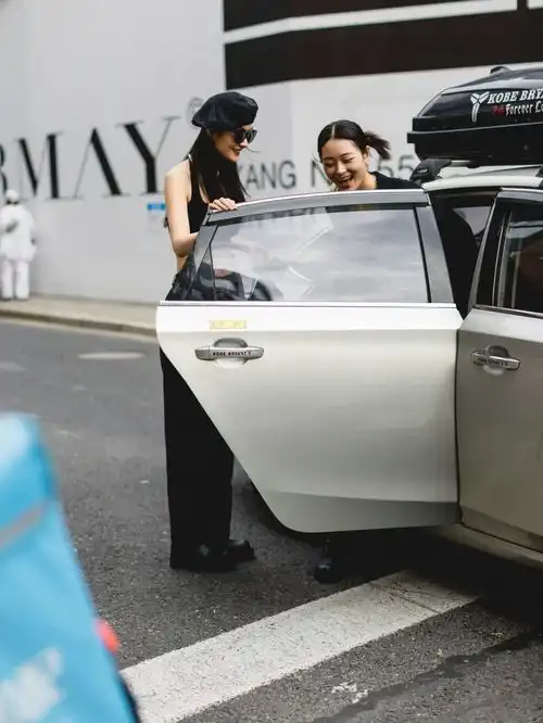 酷暑当头,因为穿搭街头反而更绚烂了呢