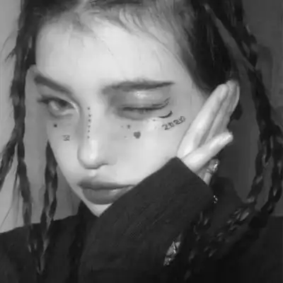 qq头像黑白女生一个人流浪难免会受伤