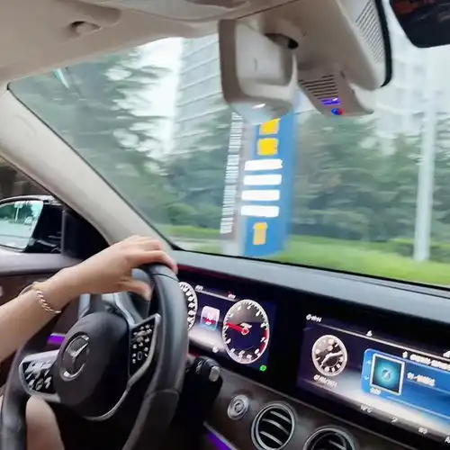 山东女司机用后视镜欣赏容颜,丈夫一脸无语给你安个梳妆台