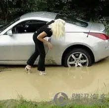 不惧泥潭超强悍越野女司机