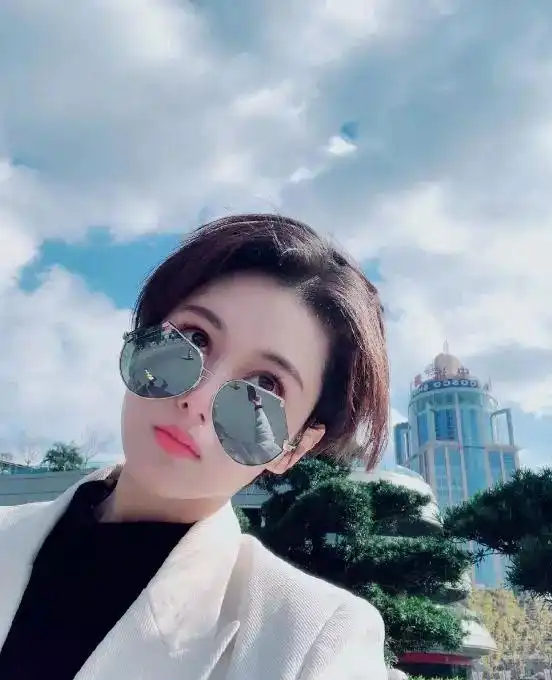 张馨予宅家变养生少女,睡衣出镜端着碗喝枸杞晒太阳,小碗超可爱