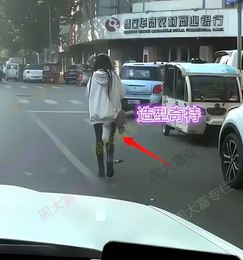 女子身后有一条尾巴,男子开车跟着觉得好奇她是怎么固定的