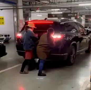 女子人肉占车位,对方强行开车进入车位...