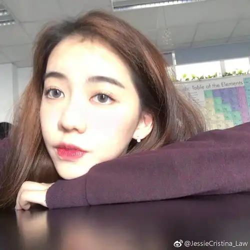 有没有人看过b站这个00后混血女生的视频她好好看