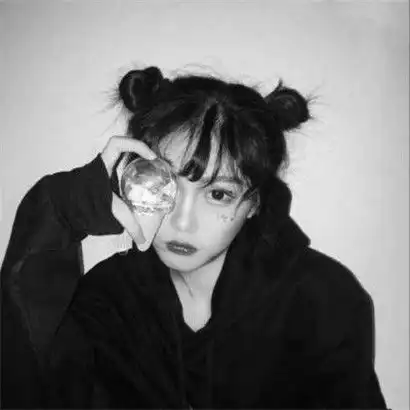 有点伤感超拽霸气黑白女生头像,冷漠与冷酷共存的女人