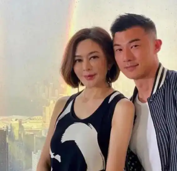 58岁的她与帅哥热聊脸布满皱纹小肚腩突出,两次离婚现在仍单身