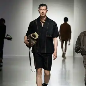 气质完全不输专业男模阿不都沙拉木在25春夏巴黎时装秀上演走秀