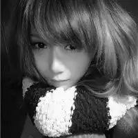 我盲目地对着自己伪装好看阳光的女生qq头像