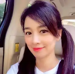 48岁张庭晒美照宛如20岁少女,老公林瑞阳的耳机意外抢镜