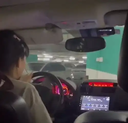 上海一女子在商场内倒车进门,后车被堵4分钟,没人按喇叭催促