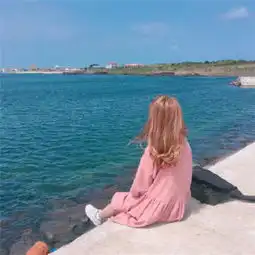 女生面向大海背影头像