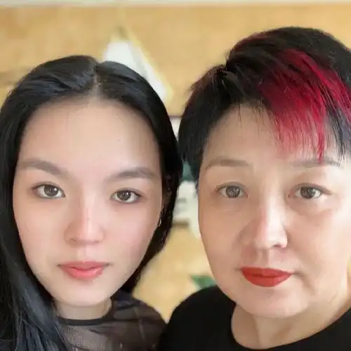 李咏女儿晒美国生活美照穿4千元吊带裙身材修长,胸前金链亮眼