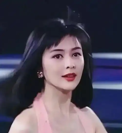 61岁关之琳与向太同框,被赞好似两代人,40年美貌不垮,真女神