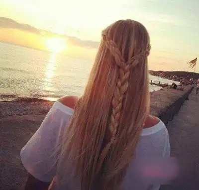 看了背影就想看你的脸的扎发发型,很吸睛哟