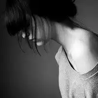 一个人寂寞qq黑白头像女生玩心我哪次不是输的遍体鳞伤