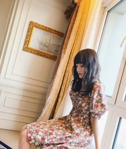 李小璐直播卖货后心情大好,在家也穿碎花短裙凹造型,手举红酒杯表情得意