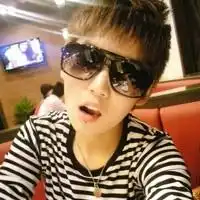 这个男人谁是....谁能告诉我