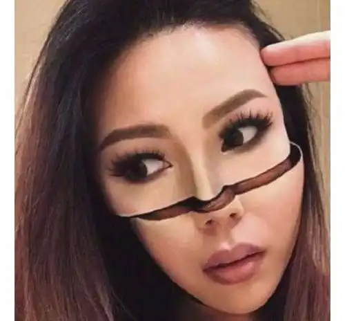 女子化妆技术超好,妈妈看到后却拉她去医院,妈妈明白后想哭