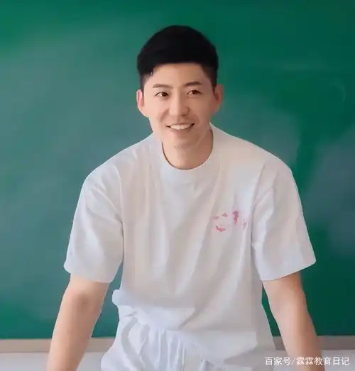 吉林一大学男教师走红,身高190身材如男模,堪称行走的招生简章