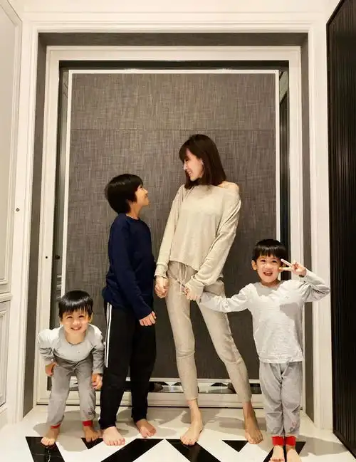 林志颖一家新加坡度假被偶遇,陈若仪穿搭很少女,kimi又高又帅