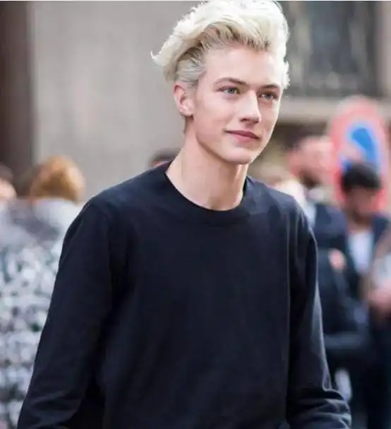 公认最帅男模,他颜值逆天,却娶大8岁女演员,19岁就当了爹女儿舞台都大呼