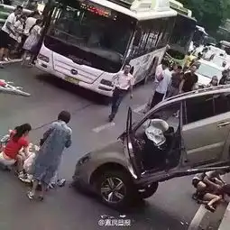 重庆一女司机驾车冲出护栏多名行人受伤